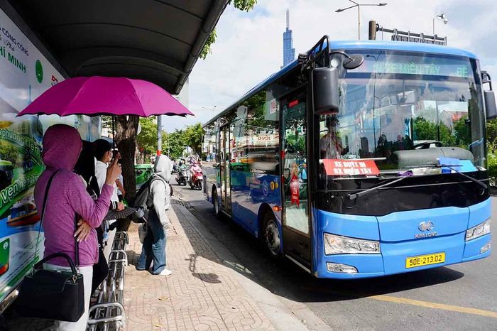 Người dân chờ đón đi xe buýt tại TPHCM. Ảnh: Như Quỳnh