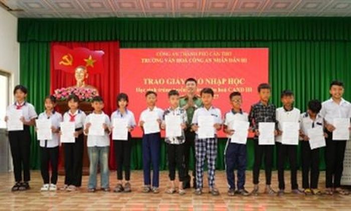 Lãnh đạo trường trao giấy báo nhập học cho các em