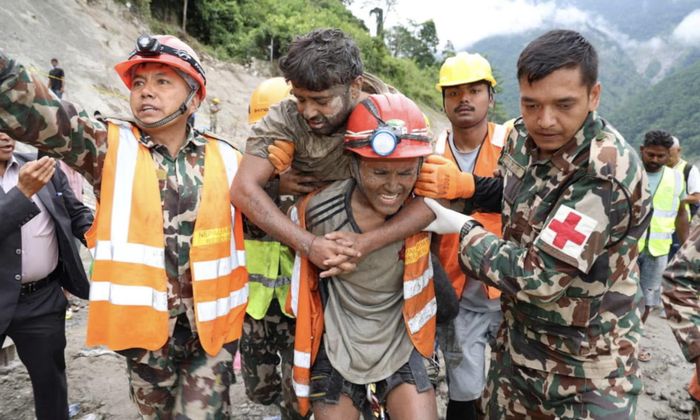 Nạn nhân còn sống trong hầm thuỷ điện được đưa ra ngoài - Ảnh: Reuters