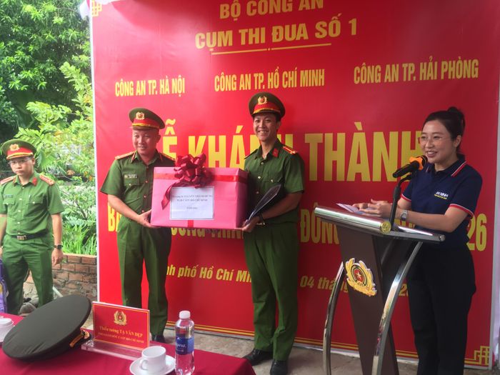 Đại diện các đơn vị tặng quà cho Trung úy Bùi Khánh Tiệm