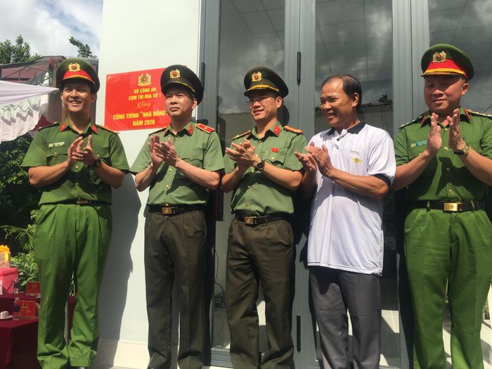 Thiếu tướng Tạ Văn Đẹp – Phó Giám đốc Công an TPHCM cùng đại biểu thực hiện nghi thức bàn giao "Nhà đồng đội" tặng Trung úy Bùi Khánh Tiệm
