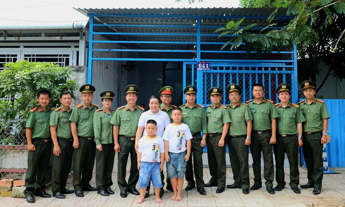 Hình ảnh lễ bàn giao “Nhà đồng đội” tặng Đại úy Nguyễn Thành Trung – cán bộ Công an xã Cần Giờ