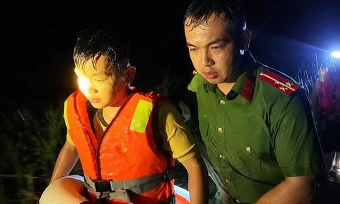 Công an xã Ia Lâu đưa người dân đến nơi an toàn.
