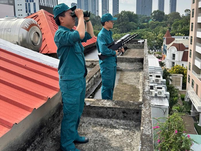 Các thành viên Ban chỉ huy quân sự phường quan sát thực địa 