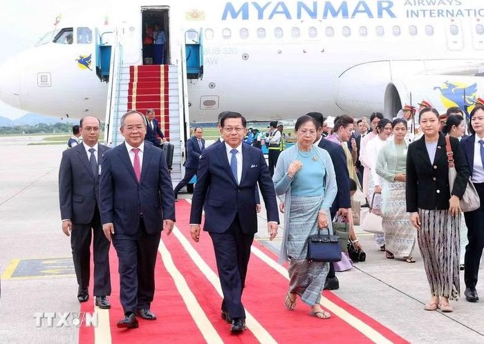 Chủ nhiệm Văn phòng Chủ tịch nước Lê Khánh Hải đón Tổng thống nước Cộng hòa Liên bang Myanmar Min Aung Hlaing và Phu nhân tại sân bay quốc tế Nội Bài, Hà Nội. (Ảnh: Phạm Kiên/TTXVN)