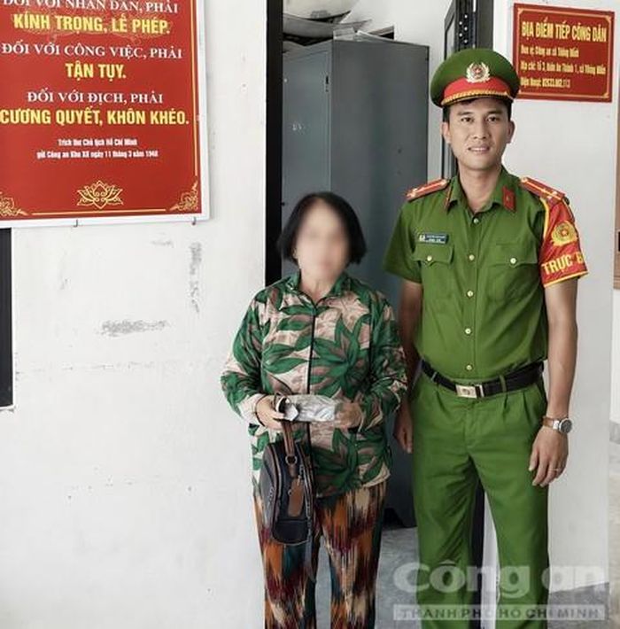 Cán bộ Công an xã Thăng Điền tuyên truyền, hỗ trợ giúp cụ bà không bị lừa mất 159 triệu đồng.