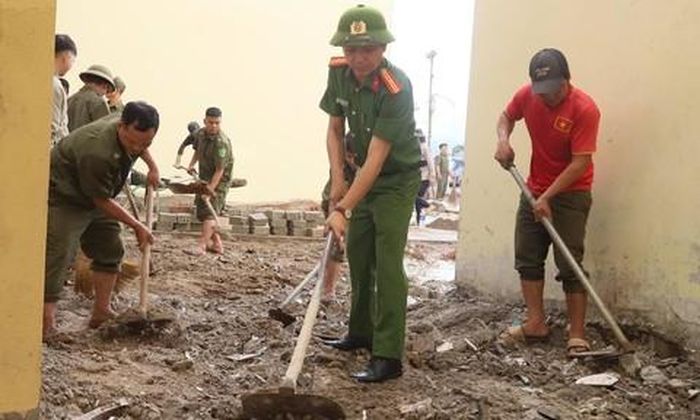 Công an xã Dục Nông chung tay dọn dẹp trường nội trú.