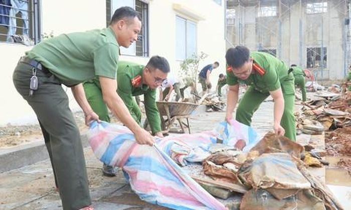 Sau khi công trình trường học nội trú hoàn thiện, công tác dọn dẹp vệ sinh cần nhiều lực lượng chung tay.