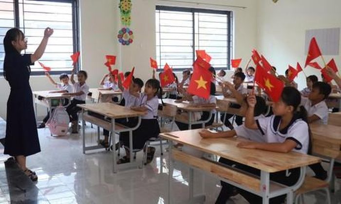 Trong các phòng học, cô trò đã đến tựu trường, chuẩn bị cho Lễ khai giảng.