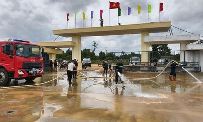 Sau khi thi công xong, đất đá bám dính khắp các sân trường, các cán bộ, chiến sĩ phải xịt nước, chùi dọn cho sạch.