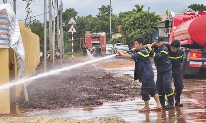Phía bên ngoài các con đường dẫn vào trường học cũng được xịt rửa sạch sẽ.
