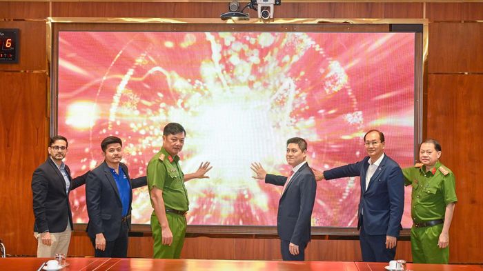 Đại tá Nguyễn Đình Dương và các đại biểu thực hiện nghi thức khởi động kế hoạch phối hợp nhân rộng trạm công dân số trên địa bàn TP