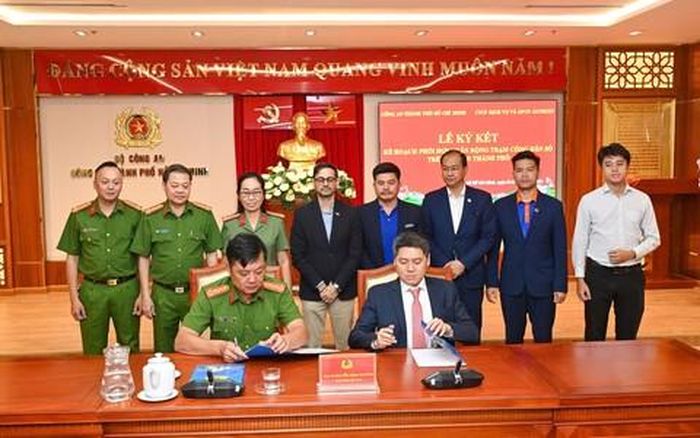 Đại tá Nguyễn Đình Dương – Phó Giám đốc Công an Thành phố và lãnh đạo Công ty Công ty Cổ phần dịch vụ và giải pháp công nghệ GoTrust thực hiện lễ ký kết