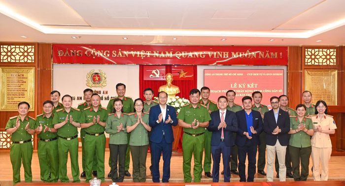 Lãnh đạo Công an Thành phố cùng đại diện các phòng, ban, doanh nghiệp đồng hành chụp hình tại lễ ký kết