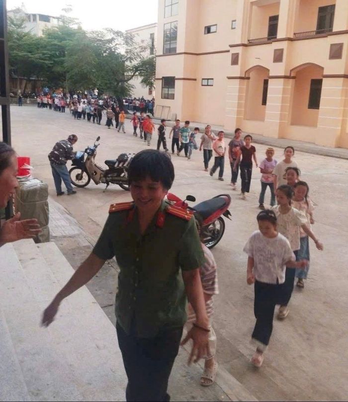 Dẫn các em vào nhận lớp, chuẩn bị cho lễ khai giảng năm học mới