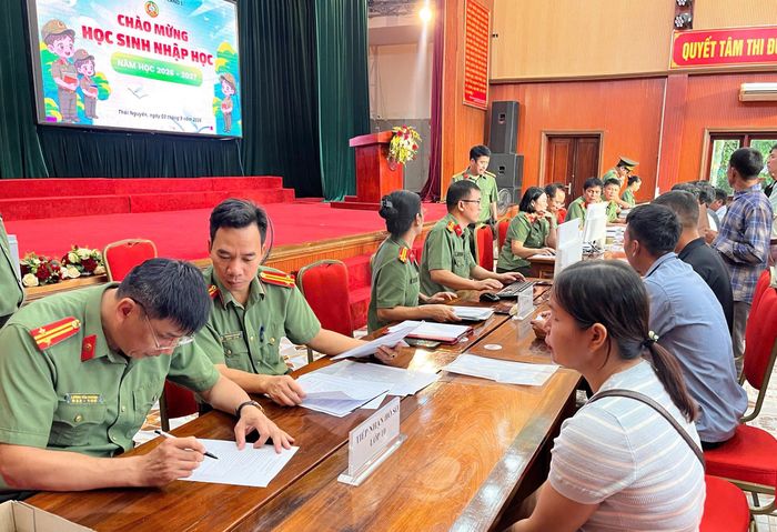 Cán bộ nhà trường làm thủ tục nhập học cho các em học sinh