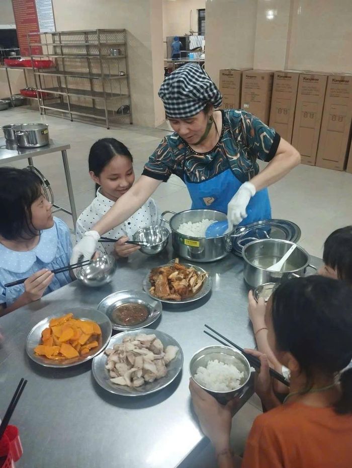 Bữa cơm nội trú với đầy đủ chất dinh dưỡng, đảm bảo vệ sinh được các cô chuẩn bị cho các em học sinh
