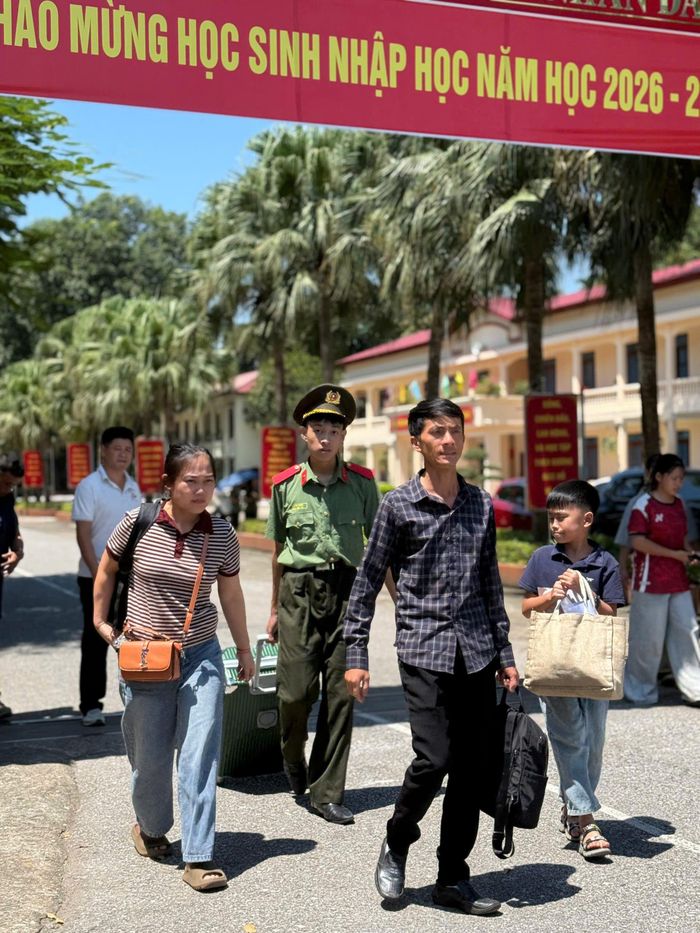 Các em học sinh từ nhiều tỉnh được gia đình, người thân và thầy cô giáo đưa đến nhập trường