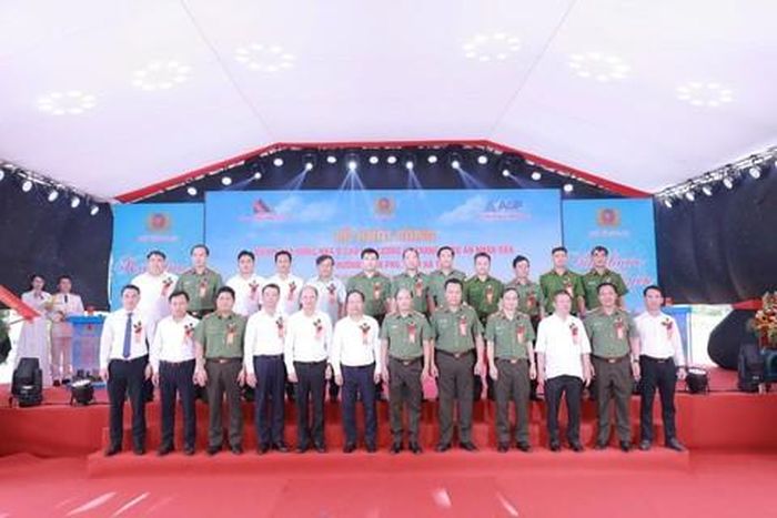 Các đại biểu chụp hình lưu niệm