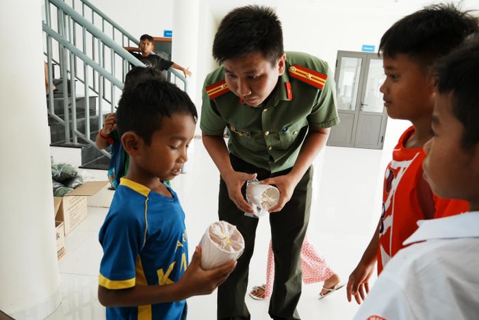 Từng dụng cụ cá nhân nhỏ nhất như ly uống nước, bàn chải, kem đánh răng đều được cán bộ chiến sĩ Trường Văn hoá CAND IV chuẩn bị chu đáo.