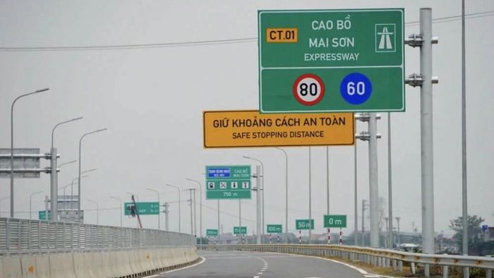 Cùng với việc thay đổi nội dung sát hạch lái xe, lực lượng CSGT đang tăng cường kiểm tra hành vi không giữ khoảng cách an toàn trên cao tốc. Ảnh: Sưu tầm.