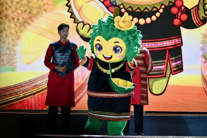  Linh vật Lễ hội Sầu riêng Đắk Lắk năm 2026 mang tên “H’Riêng” được công bố tại chương trình tổng kết. 