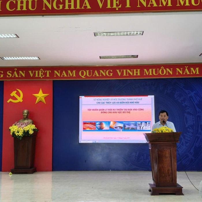 Ông Đặng Văn Hòa - Chi cục trưởng Chi cục Thủy lợi và BĐKH phát biểu khai mạc đợt tập huấn