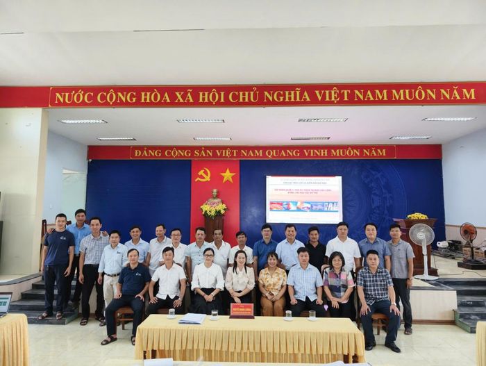 Các đại biểu chụp ảnh lưu niệm