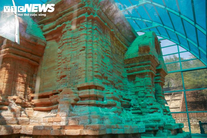 Theo ghi nhận của PV Báo Điện tử VTC News, sau nhiều thế kỷ bị vùi lấp dưới cát, hiện công trình được bảo tồn tại chỗ trong căn nhà kính khép kín nhằm hạn chế tối đa những tác động tiêu cực từ môi trường thiên nhiên đến kiến trúc tháp.
