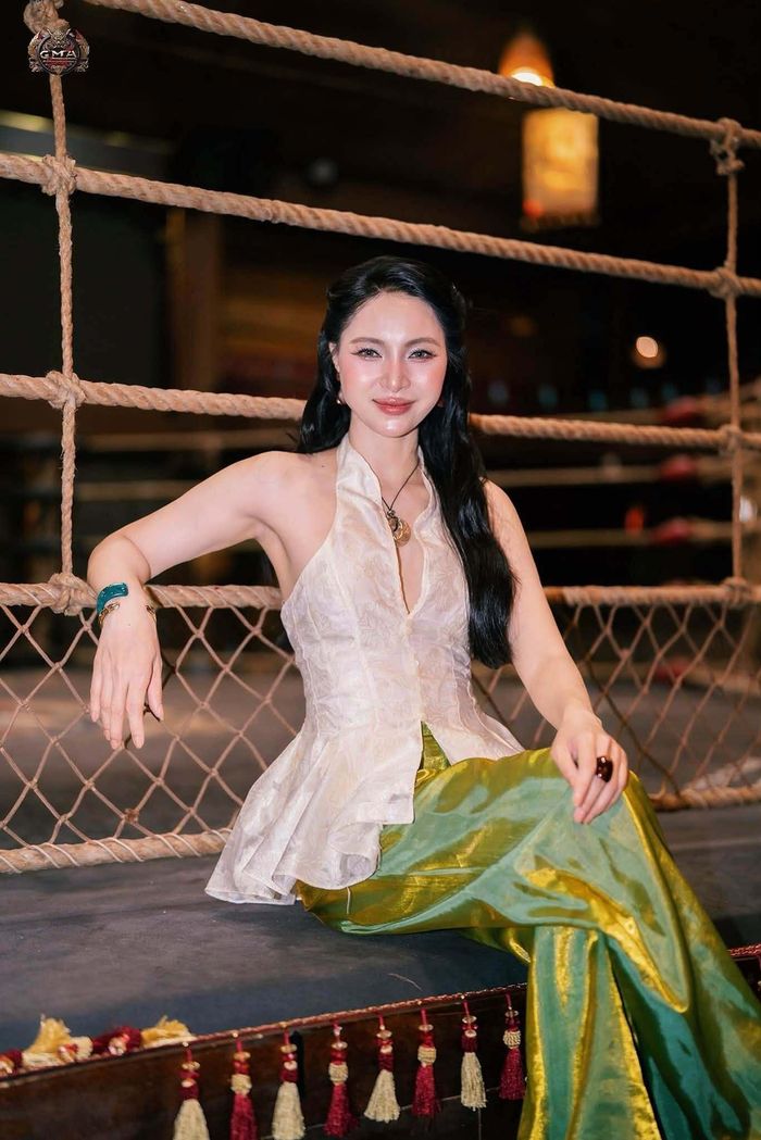 Ngoài đời, Hiền Ngô theo đuổi phong cách nữ tính, quyến rũ, khác với hình ảnh mạnh mẽ trên màn ảnh.