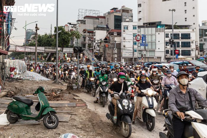 Tình trạng ùn ứ không chỉ xuất hiện tại nút Nguyễn Chí Thanh - La Thành. Vào giờ cao điểm, khu vực Láng Hạ - La Thành - Giảng Võ cũng có lượng phương tiện rất lớn. 