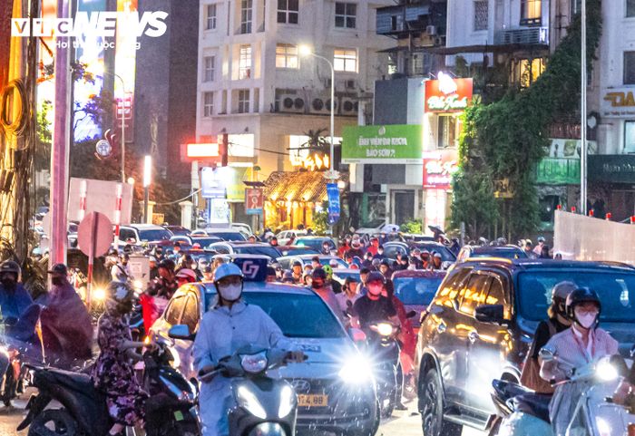 Nút giao Nguyễn Chí Thanh - Đê La Thành đông nghẹt xe từ sáng đến tối.