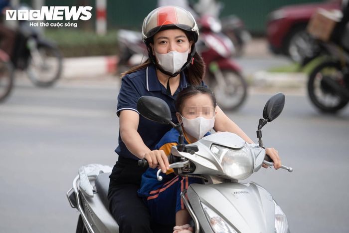 Thời gian tới, CSGT Hà Nội tiếp tục kiểm tra tại các tuyến đường, khu vực trường học, đồng thời phối hợp với nhà trường và gia đình tuyên truyền, nhắc nhở và xử lý các trường hợp vi phạm. Bên cạnh việc xử lý học sinh, trách nhiệm của phụ huynh cũng được lực lượng chức năng đặt ra. Cha mẹ là người trực tiếp quản lý phương tiện và trong nhiều trường hợp là người giao xe cho con. Vì vậy, với trường hợp giao xe cho người chưa đủ tuổi hoặc chưa đủ điều kiện tham gia giao thông, trách nhiệm của người giao phương tiện sẽ được xem xét, xử lý theo quy định.