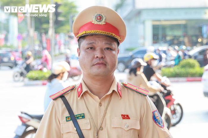 Thiếu tá Nguyễn Minh Tiến, tổ trưởng tổ công tác Đội CSGT đường bộ số 7, cho biết việc kiểm tra, xử lý học sinh và phụ huynh vi phạm nhằm nâng cao ý thức chấp hành pháp luật, góp phần kéo giảm tai nạn giao thông và bảo đảm an toàn cho học sinh ngay từ đầu năm học.