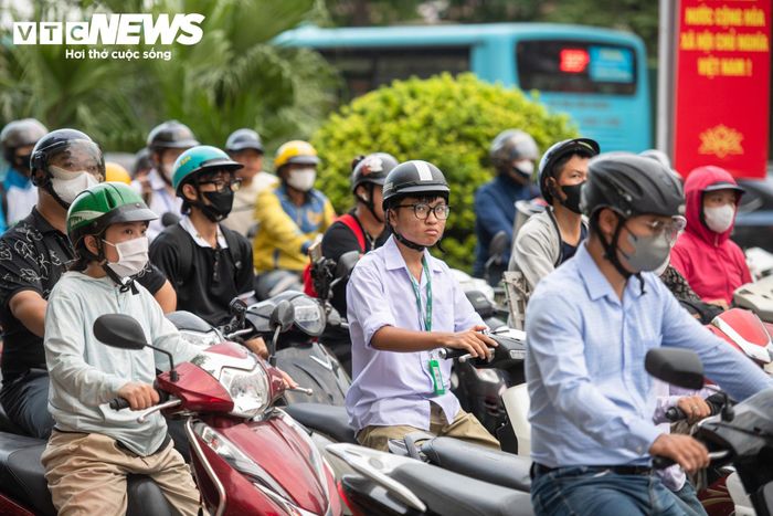 Theo Phòng CSGT Hà Nội, trong 8 tháng đầu năm, tai nạn giao thông liên quan đến lứa tuổi học sinh trên địa bàn thành phố giảm cả 3 tiêu chí so với cùng kỳ năm 2025. Tuy nhiên, vi phạm giao thông trong học sinh vẫn còn diễn biến phức tạp, tiềm ẩn nguy cơ mất an toàn. Do đó, bên cạnh xử lý vi phạm, lực lượng chức năng xác định việc phối hợp giữa gia đình, nhà trường và cơ quan chức năng là yếu tố quan trọng để hình thành thói quen chấp hành pháp luật giao thông cho học sinh, hạn chế nguy cơ tai nạn trong lứa tuổi này.
