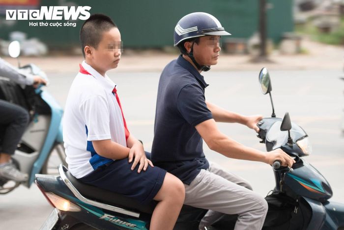 Trong số này, lỗi phổ biến là không đội mũ bảo hiểm, trong đó có trường hợp phụ huynh chở con nhưng người ngồi phía sau không đội mũ.