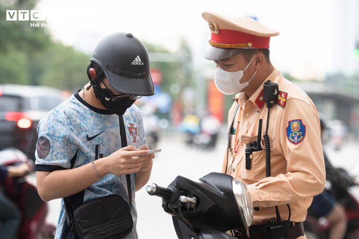 Làm việc với CSGT, người cầm lái cho biết đang là học sinh lớp 12 tại một trường THPT trên địa bàn Hà Nội. Sáng cùng ngày, nam sinh này mượn xe máy của bố mẹ để chở em sinh năm 2009 đi học.