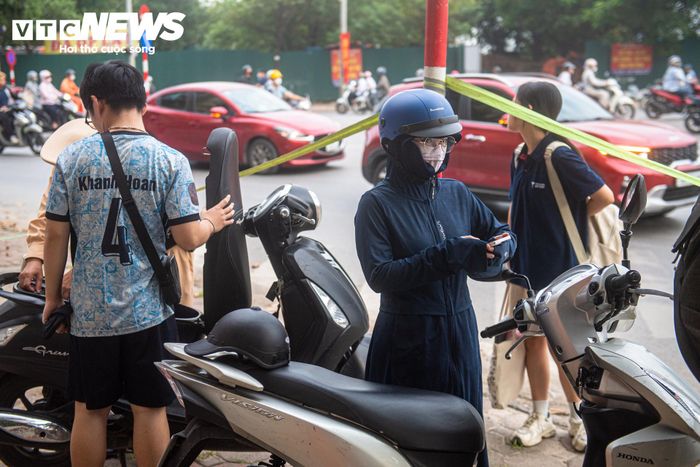 Người này cho biết do sáng vội nên chưa kịp chuẩn bị mũ cho con và thừa nhận hành vi trên là vi phạm.