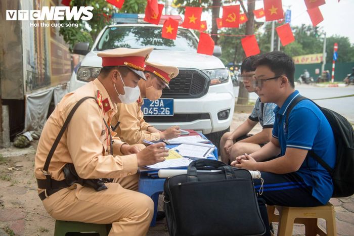 Nam sinh thừa nhận cả bản thân đã chở theo em phía sau không đội mũ bảo hiểm. Người cầm lái cũng biết mình chưa đủ tuổi để sử dụng xe máy nhưng vì vội đi học nên vẫn mượn xe của bố mẹ. “Sáng nay, vội đến trường nên anh của em đã mượn xe máy của bố mẹ để đèo em đi học. Em do chủ quan nhà gần nên không đội mũ bảo hiểm. Em biết việc anh chưa đủ tuổi mà đi xe máy là sai, chúng em sẽ rút kinh nghiệm và không tái phạm”, A.M. (SN 2009, ở phường Hà Đông) nói.