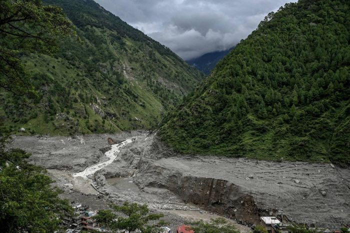 Dòng nước bùn và lượng lớn mảnh vụn tràn qua lòng sông Bhote Koshi ở huyện Rasuwa, Nepal, ngày 27/8. (Ảnh: New York Times)