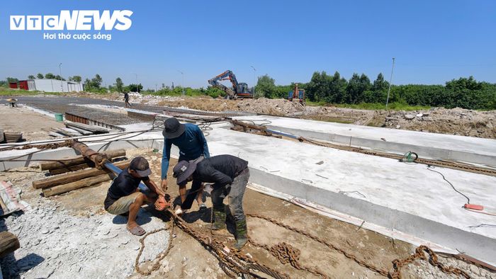 Với kích thước lớn, trọng lượng lên tới hàng trăm tấn, việc di dời biệt thự dự kiến kéo dài nhiều tháng, được thực hiện qua nhiều giai đoạn với độ chính xác cao. Chi phí cho việc dịch chuyển căn biệt thự dự kiến lên đến vài tỷ đồng. Những ngày này, hàng chục công nhân phải làm việc liên tục dưới trời nắng nóng để phục vụ quá trình di dời.