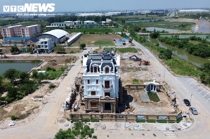 Phương án này giúp giữ nguyên kiến trúc và kết cấu bê tông cốt thép của căn biệt thự 4 tầng, 3 mặt tiền.