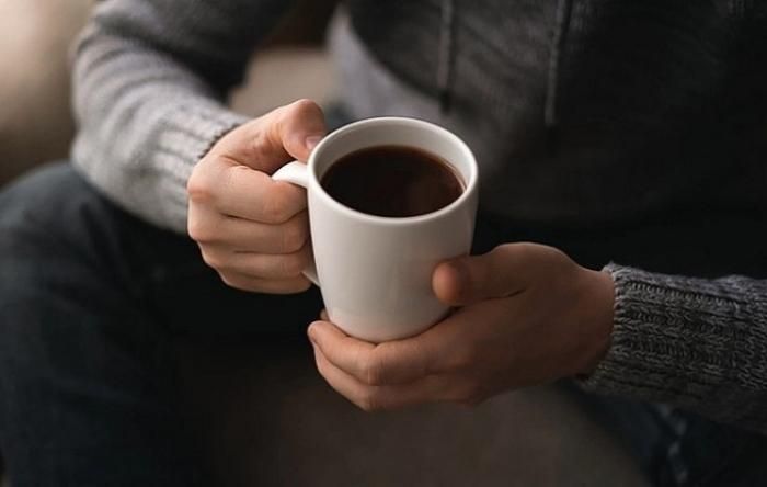 Cà phê có thể giúp tỉnh táo nhưng uống quá nhiều có thể khiến tim mạch chịu thêm áp lực. (Ảnh minh hoạ)