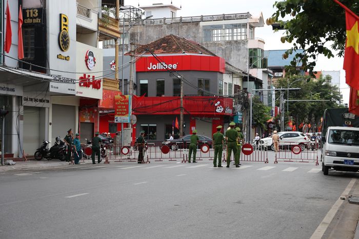 Để đảm bảo an toàn, lực lượng chức năng tổ chức cấm đường phục vụ việc di dời quả bom.