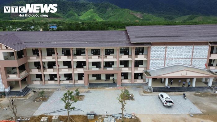 Lãnh đạo Ban Quản lý dự án Đầu tư xây dựng khu vực 2 TP Huế (chủ đầu tư dự án) cho biết, dự án Trường phổ thông nội trú Tiểu học và THCS tại xã A Lưới 4 đến nay đã hoàn thành.... Mỗi ngày nhà thầu huy động gần 550 nhân công, bao gồm cả 150 chiến sĩ lực lượng vũ trang tăng cường hỗ trợ. Đồng thời, các nhà thầu cũng bổ sung thêm máy đào, ủi, lu và xe ô tô tải tự đổ... để kịp tiến độ.