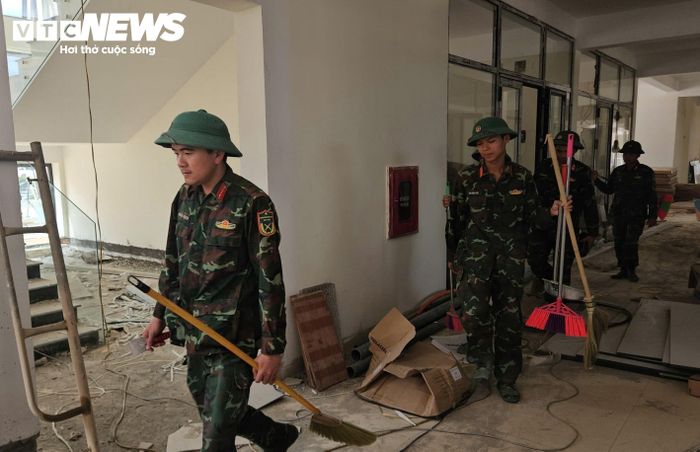 Trong khi đó, lãnh đạo Trường Phổ thông nội trú Tiểu học và THCS xã A Lưới 4 bày tỏ, trường mới khang trang hiện đại, cán bộ, giáo viên nhà trường quyết tâm đảm bảo được yêu cầu dạy và học. Nhà trường cũng chuẩn bị các phương án tốt nhất để đón học sinh tập trung khai giảng năm học mới 2026 -2027.
