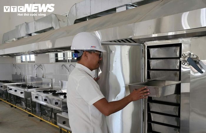 Được biết, để đảm bảo công tác vận hành, UBND xã A Lưới 3 và 4 chuẩn bị các điều kiện về cơ sở vật chất và nhân sự, cán bộ quản lý, giáo viên, nhân viên của trường. Đây cũng là điều kiện thuận lợi để các trường vận hành, cán bộ, giáo viên, học sinh an tâm dạy và học. (Ảnh: T.Đ)