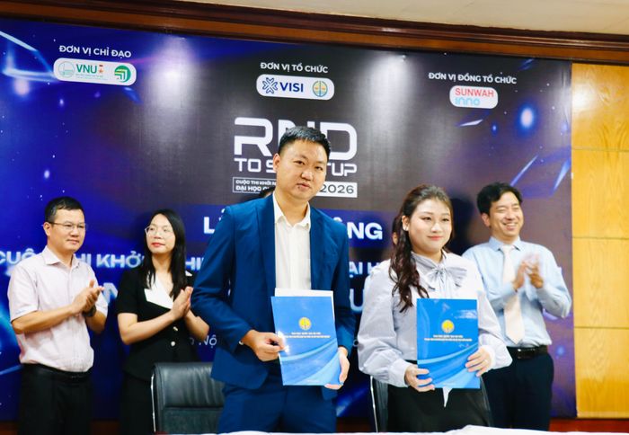 Ông Trần Phi Long, Giám đốc Vườn ươm Khởi nghiệp Đổi mới Sáng tạo ĐHQGHN, ký biên bản hợp tác với đại diện doanh nghiệp đồng hành Sunwah Innovations.