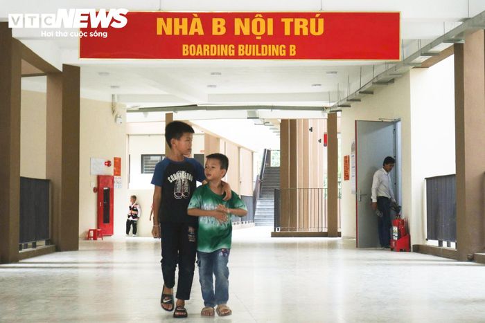 Khác với trường học thông thường, học sinh tại đây vừa học tập vừa sinh hoạt nội trú nên công tác chuẩn bị được triển khai đồng thời ở nhiều khu vực. 