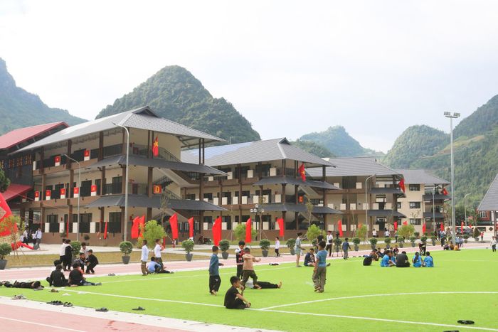 Bên ngoài, nhiều hạng mục phục vụ sinh hoạt chung của học sinh cũng được chú trọng đầu tư.
